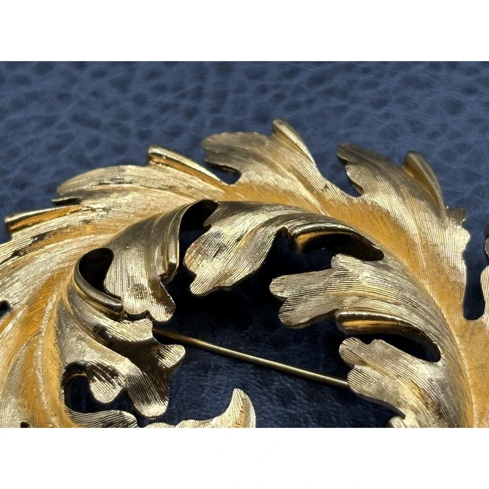 Vintage HUGE Monet Swirl Feather Leaf Wreath 80s Brooch Textured Pin Gold Tone